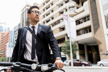 Bisikletli genç işadamları