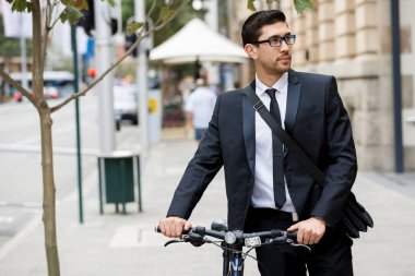 Bisikletli genç işadamları