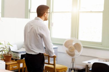 Office merdivenlerde oturan genç adam portresi