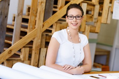 Genç kadın mimar ofis