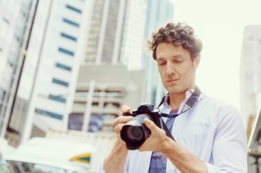 Erkek fotoğrafçı alarak resim