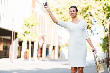 Şehirde yürüyüş çanta çanta çekerek iş kadını