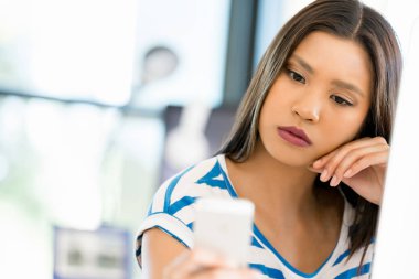 Görevdeki genç bayan.