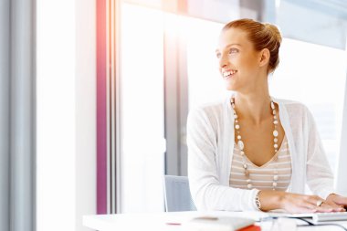 Çekici ofis çalışanı masada oturuyor.