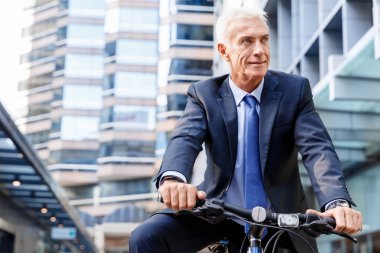 Başarılı bir iş adamı binicilik bisiklet