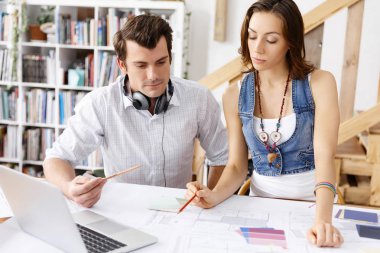 İki genç insan start-up takım