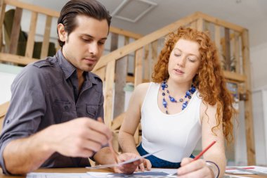 Ofisteki iki genç mimar