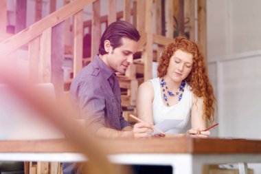 İki genç insan Office