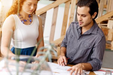 Ofisteki iki genç mimar