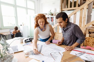 Ofisteki iki genç mimar