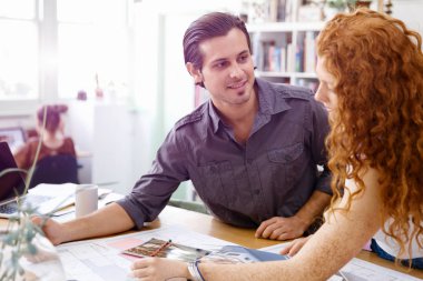 Ofisteki iki genç mimar