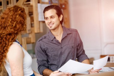 İki genç insan Office