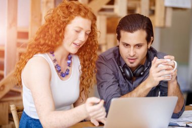 İki genç insan Office