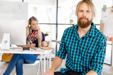 Genç adam ofiste çalışıyor.