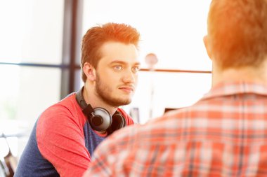 Genç adam ofiste çalışıyor.