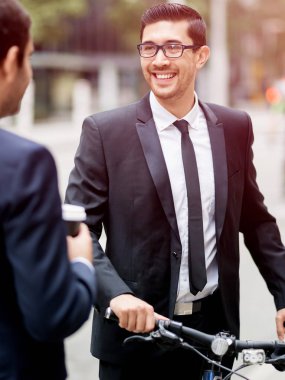 Dışarıdaki yakışıklı iş adamının portresi.