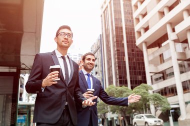 İki genç işadamları için bir taksi yağıyor