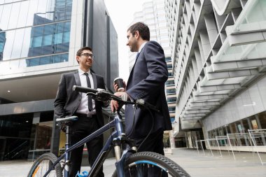 Bisikletli genç işadamları