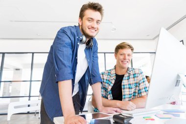 Genç Ofis çalışanları tartışıyor