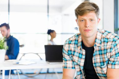 Oturma ve kamera Office bakarak genç adam