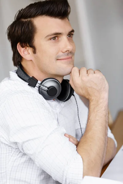 Jeune homme avec casque — Photo