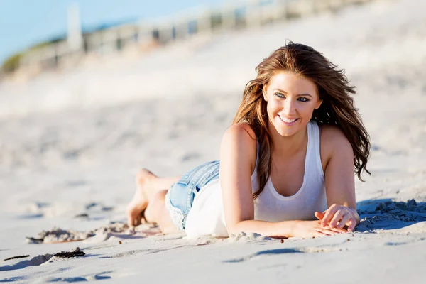 Jonge vrouw ontspannen op het strand — Stockfoto