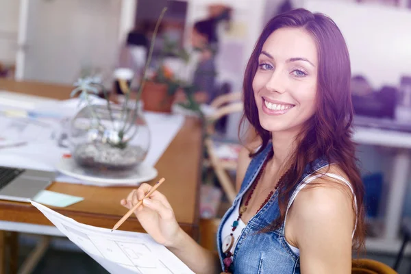 Junge Frau steht im kreativen Büro — Stockfoto