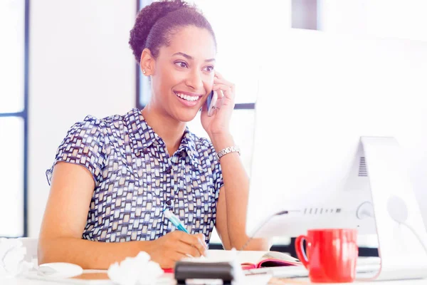 Portrait of smiling afro-american office worker in offfice — Stock Photo, Image