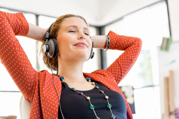 Young woman holding mobile phone in office — Stock Photo, Image