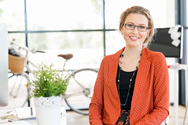 Young woman in office — Stock Photo, Image