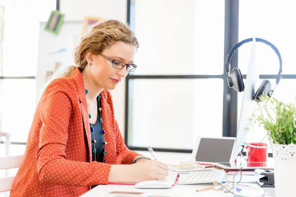 Ung kvinna i tjänst — Stockfoto