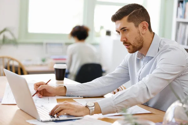 Ung man arkitekt i office — Stockfoto