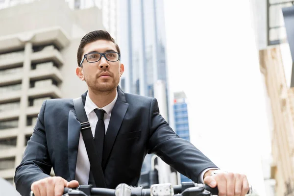 Homens de negócios jovens com uma bicicleta — Fotografia de Stock