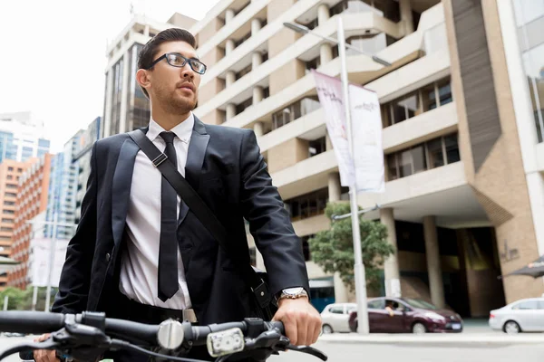 Jóvenes empresarios con una bicicleta — Foto de Stock