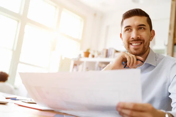 Jonge man in Office — Stockfoto