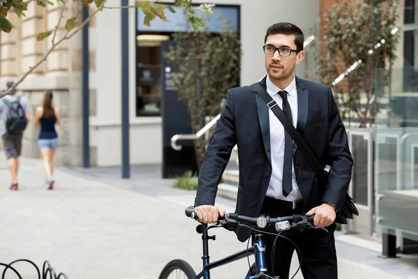 Jonge zakenmensen met een fiets — Stockfoto