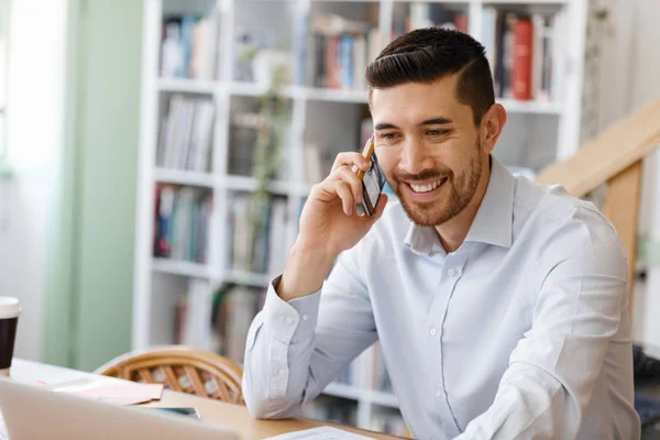 Jonge man in Office — Stockfoto