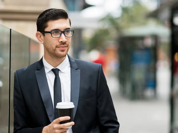 Retrato de hombre de negocios guapo Al aire libre —  Fotos de Stock