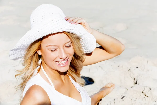 Jonge vrouw ontspannen op het strand — Stockfoto