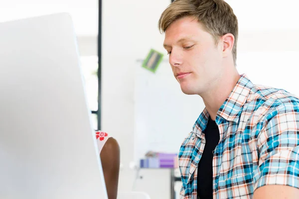 Junger Mann arbeitet im Büro — Stockfoto