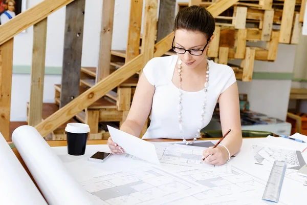 Ung kvinna arkitekt i office — Stockfoto