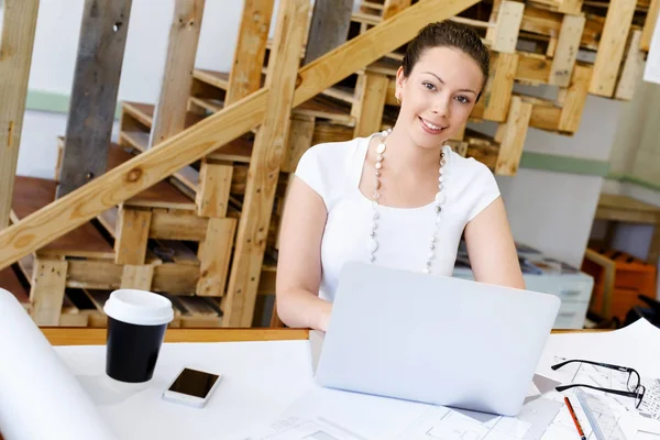 Junge Frau im Amt — Stockfoto