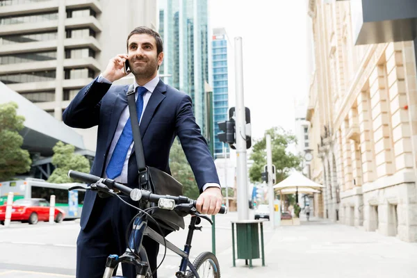 Jonge zakenmensen met een fiets — Stockfoto