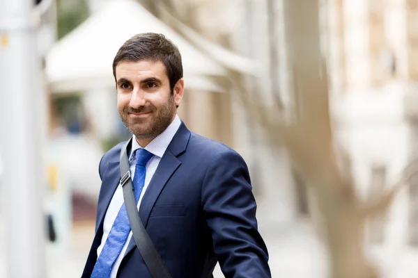 Retrato de hombre de negocios guapo Al aire libre — Foto de Stock