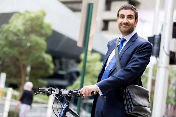 Jonge zakenmensen met een fiets — Stockfoto