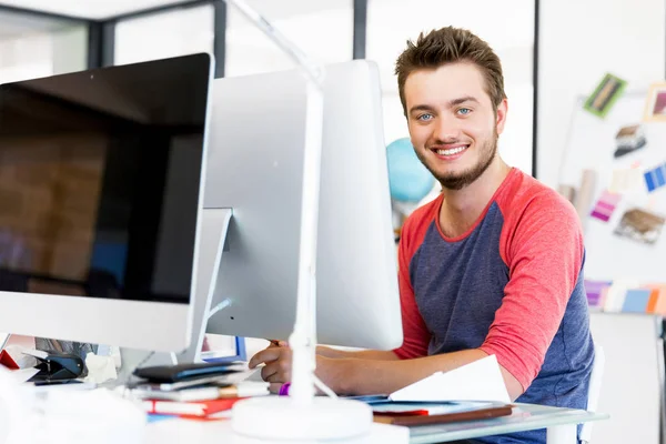 Junger Mann arbeitet im Büro — Stockfoto