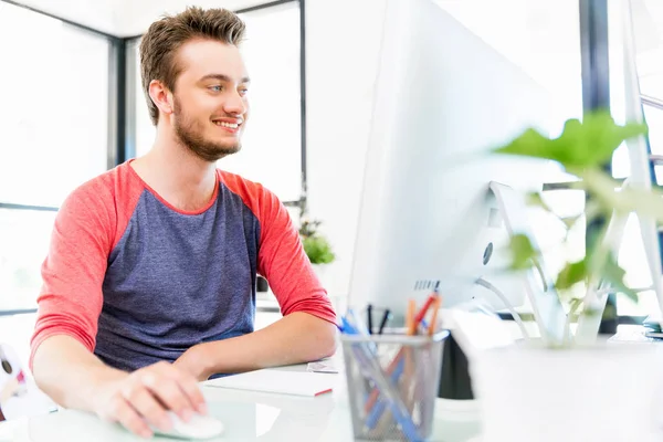 Junger Mann arbeitet im Büro — Stockfoto