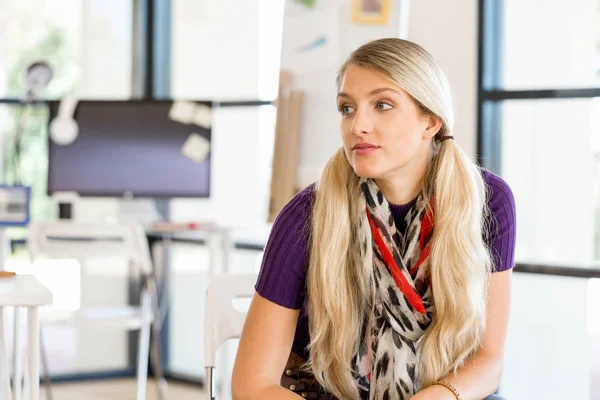 Jonge vrouw in functie — Stockfoto