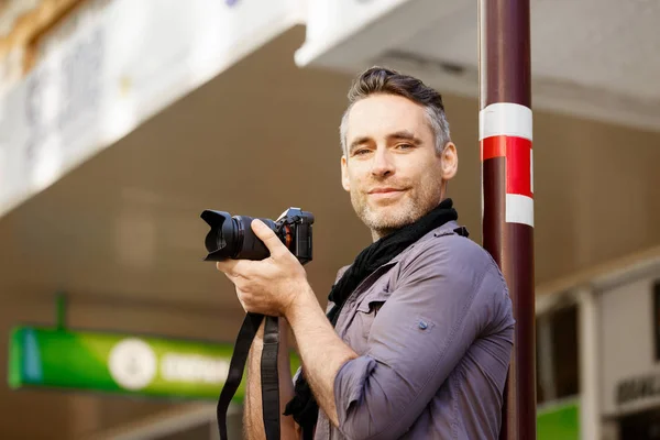 Fotógrafo masculino tomando fotos — Foto de Stock