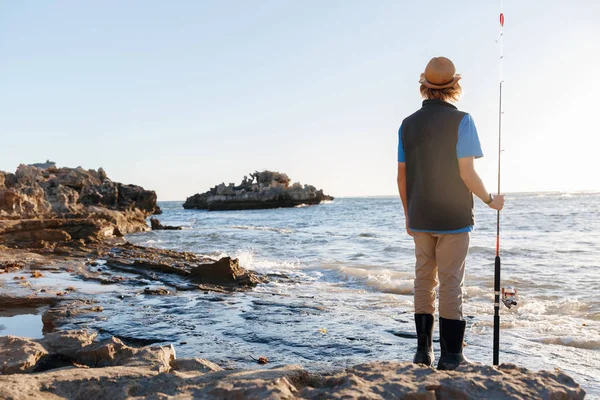 Adolescente ragazzo pesca in mare — Foto Stock